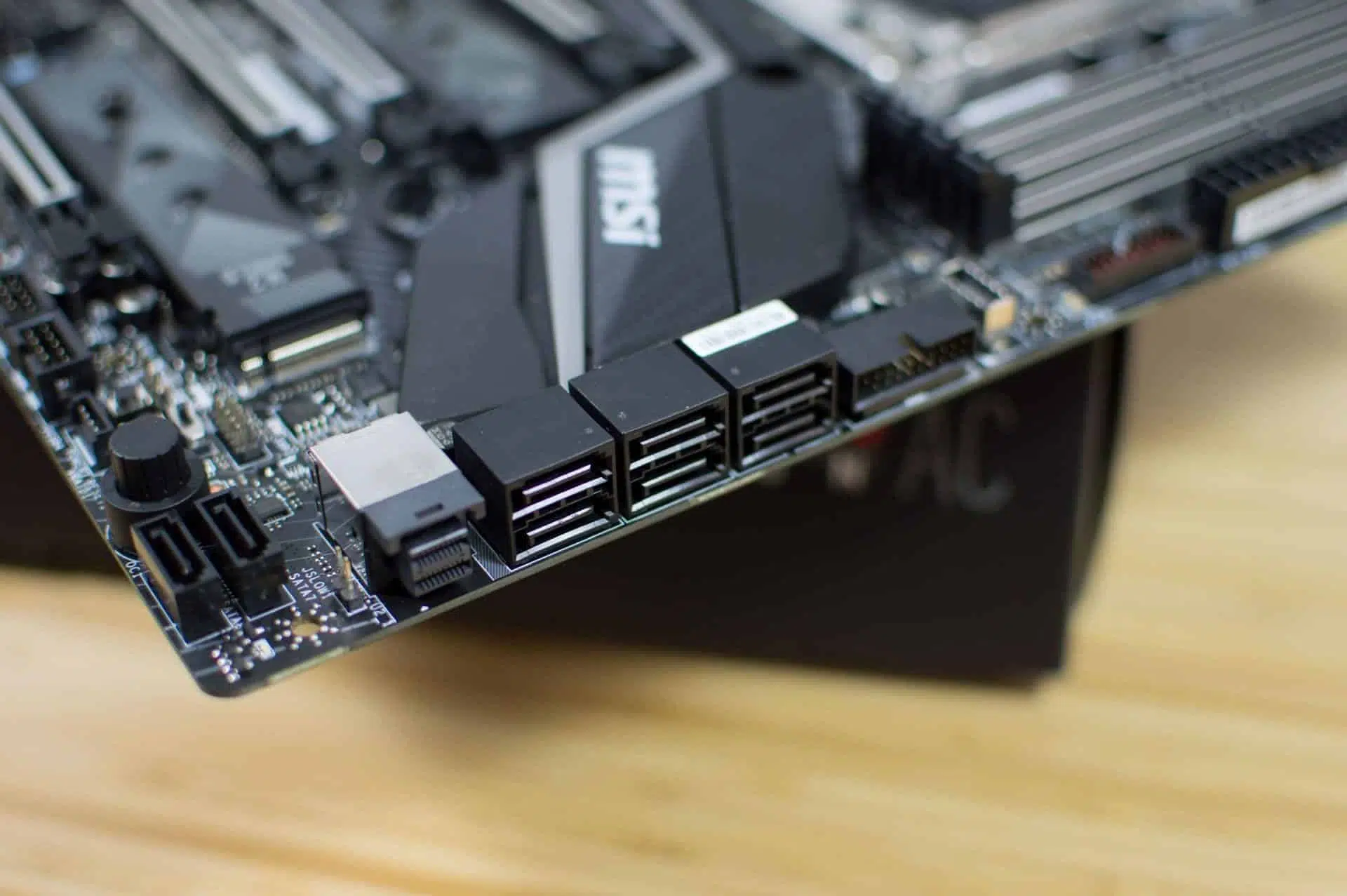 Placa base MSI x299 gaming pro carbon detalle puertos SATA y U2