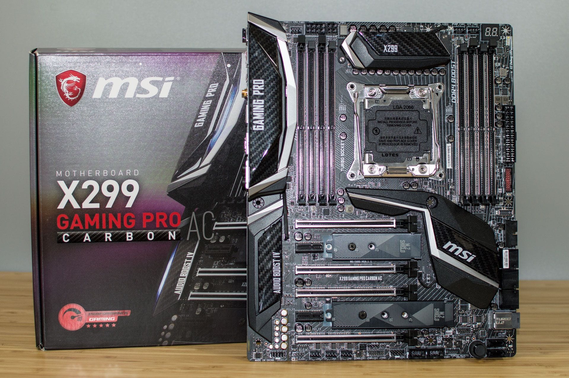 Placa base MSI x299 gaming pro carbon placa junto a caja