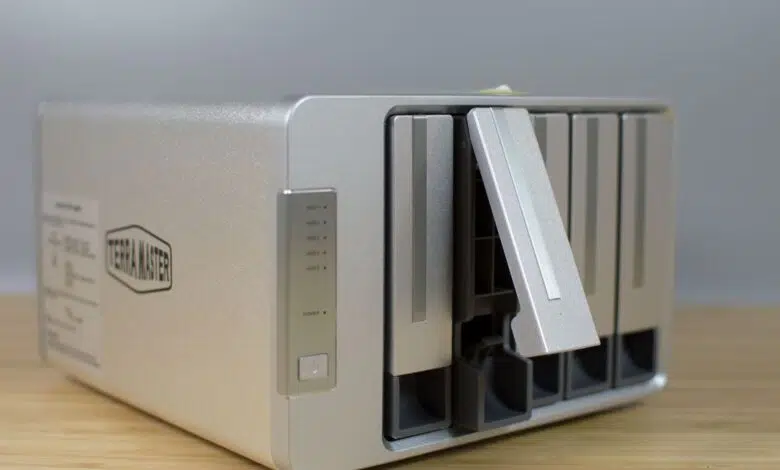 SAS terramaster D5 300C detalle extraccion en caliente