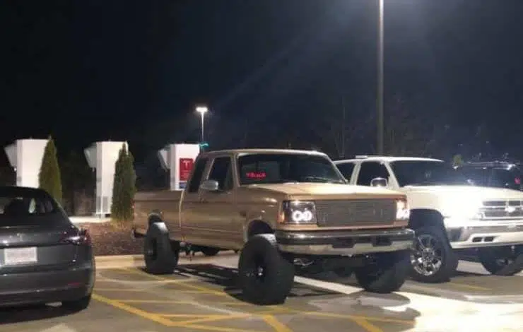 tesla supercargador bloqueo redneck