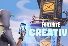 persona con movil en la mano fortnite modo creativo