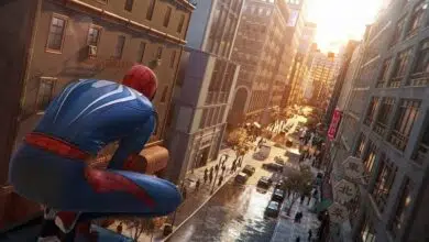 spiderman observando la calle y el tráfico