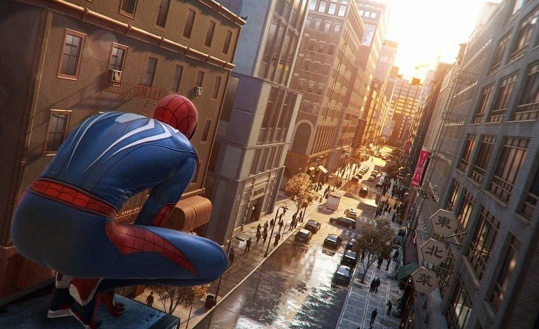 spiderman observando la calle y el tráfico