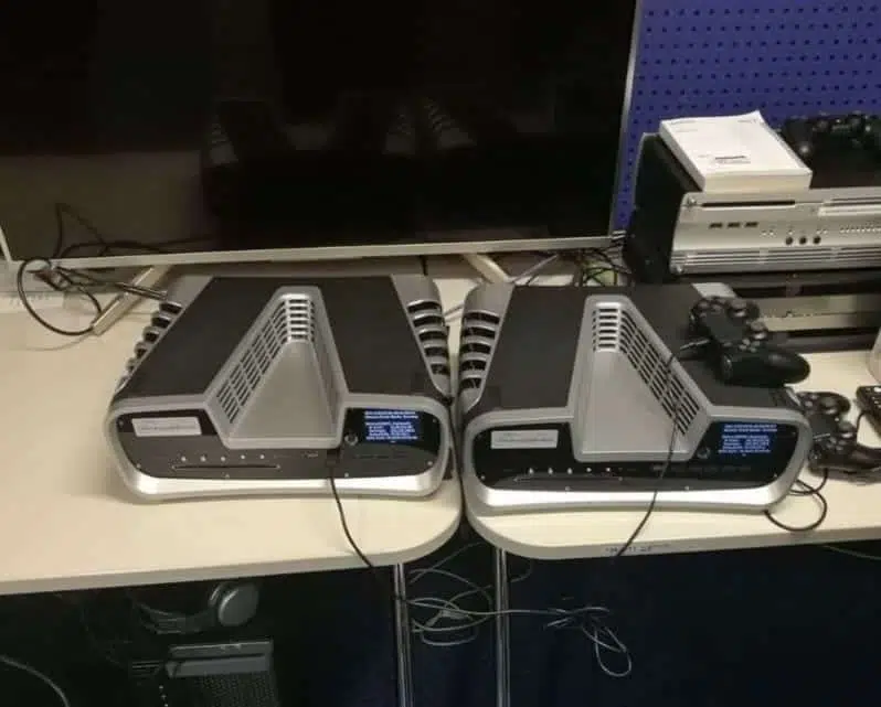Se filtra una imagen donde aparecen dos PlayStation 5 para desarrollo de Sony