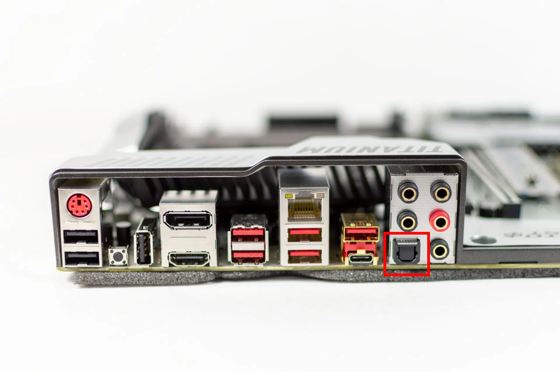 Fotografía de una placa base con salida de sonidop SPDIF