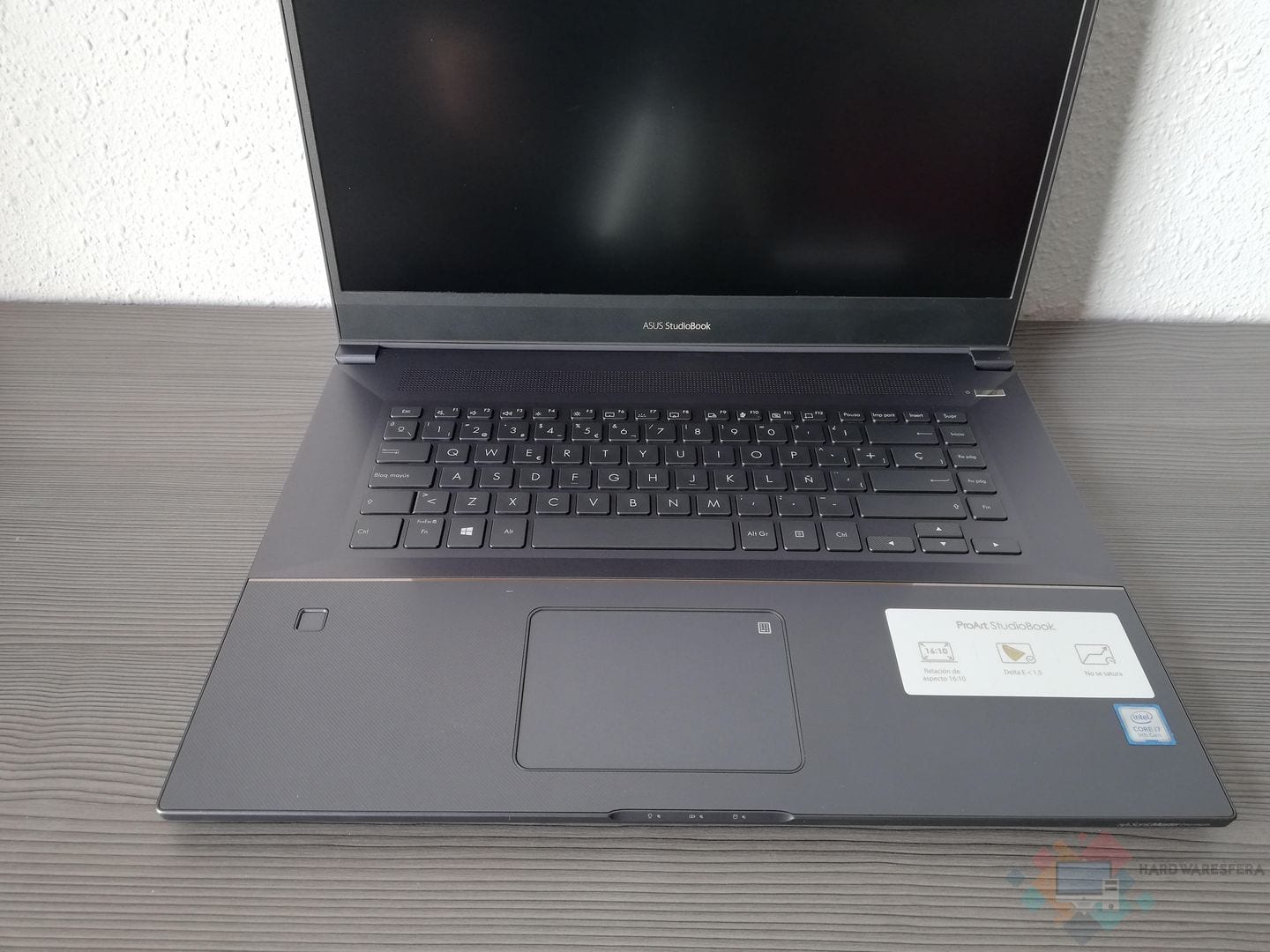 Asus-ProArt-StudioBook-Pro-17-W700G1T-portatil-abierto-touchpad 1