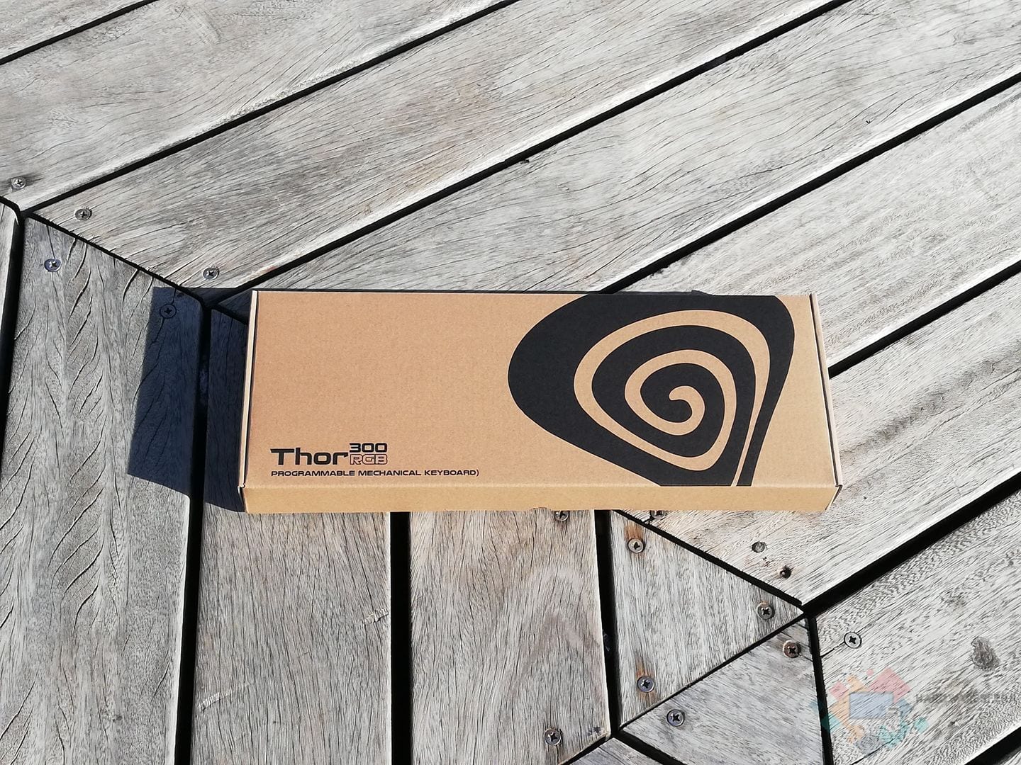 Genesys-Thor-300-RGB-caja-interior