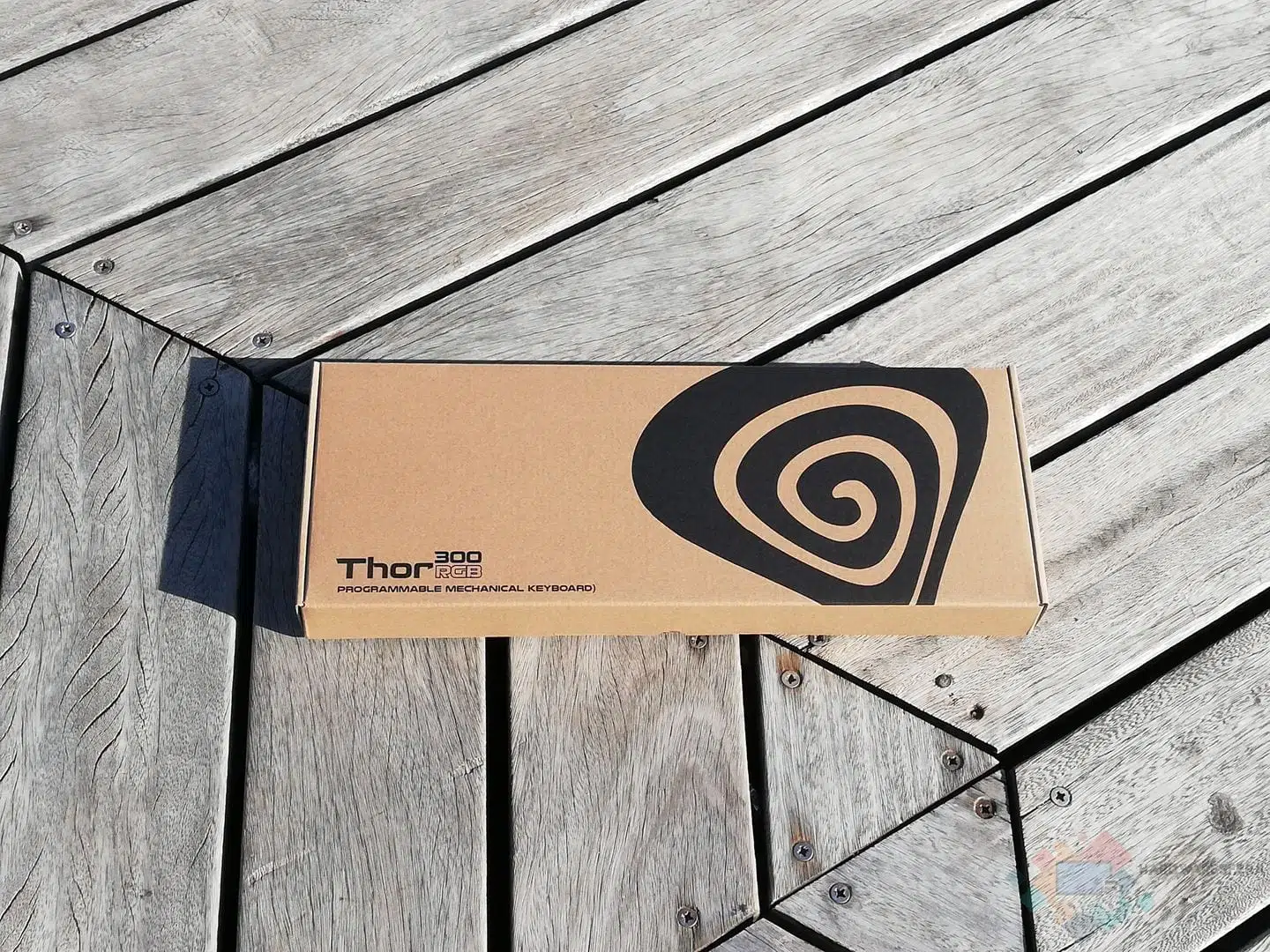 Genesys-Thor-300-RGB-caja-interior