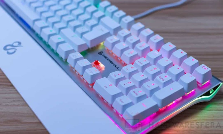 Teclado Gaming NEWSKILL SERIKE IVORY detalle rgb luz