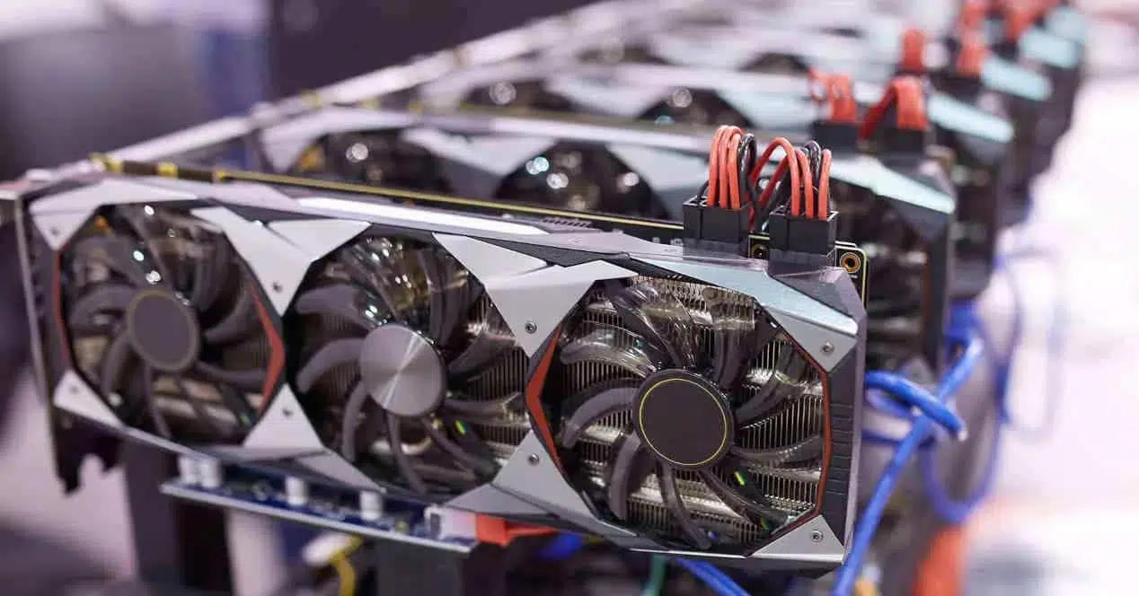 Un rig lleno de tarjetas gráficas Nvidia CMP para mineria de criptomonedas.
