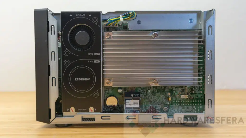 QNAP TVS-x72xt+
