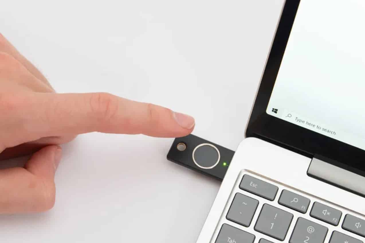 yubikey bio sensor huellas gestor contraseñas contraseña