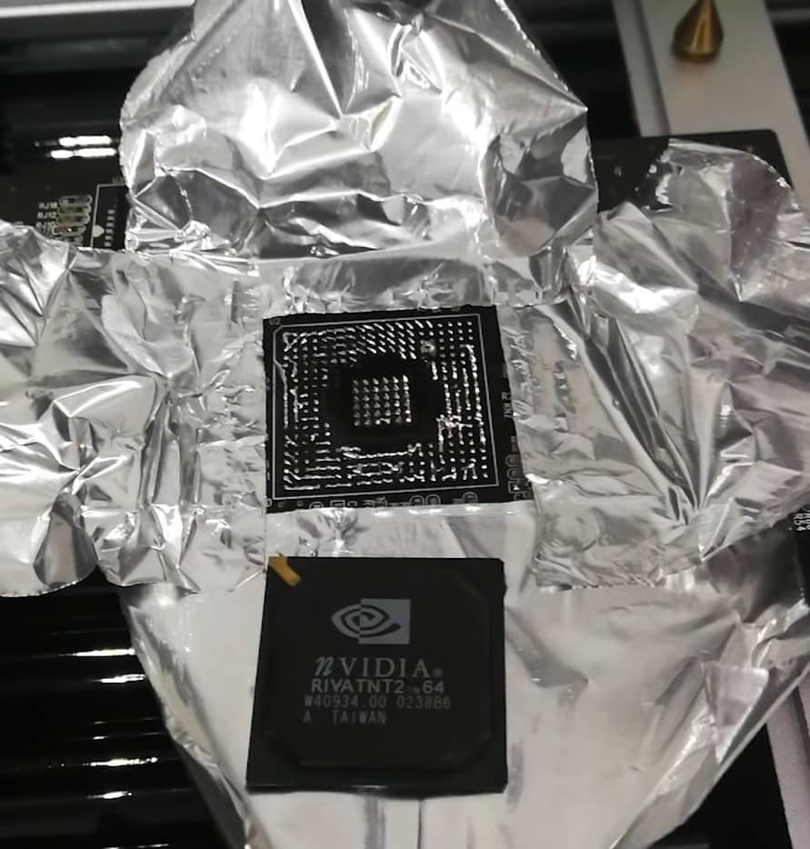 Imagen de un chip gráfico unido mediante BGA desmontado