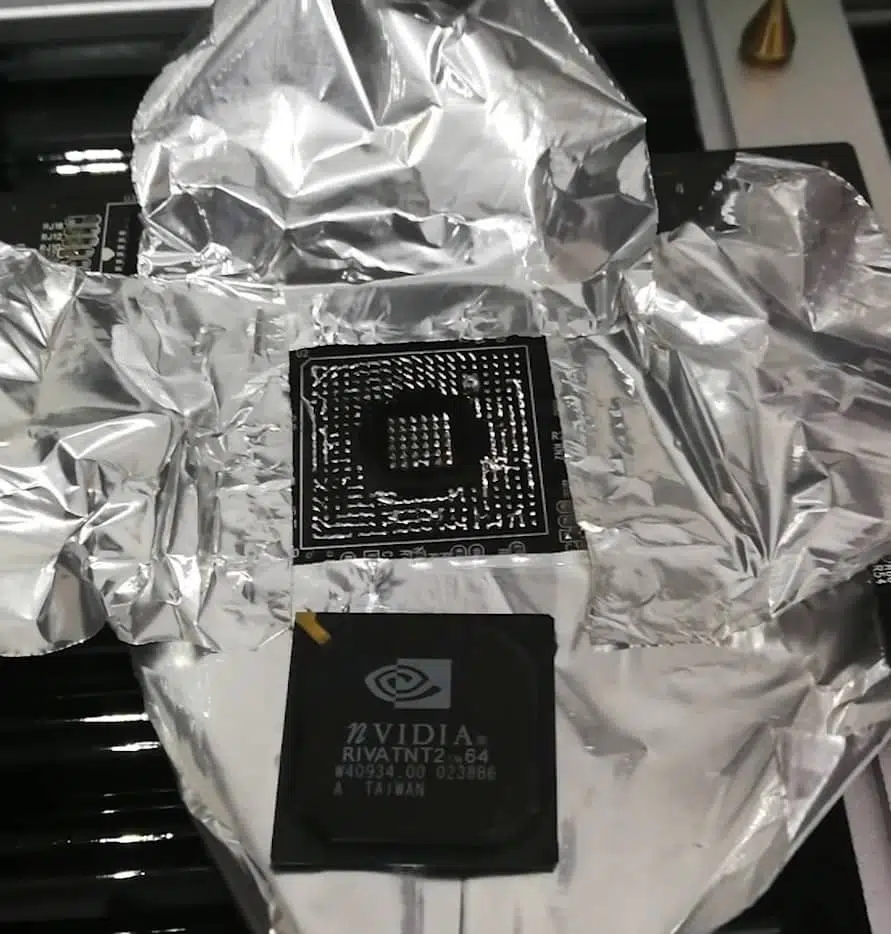 Imagen de un chip gráfico unido mediante BGA desmontado
