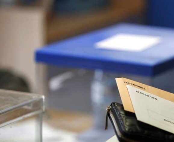 Foto de unos sobres de elecciones generales en España.