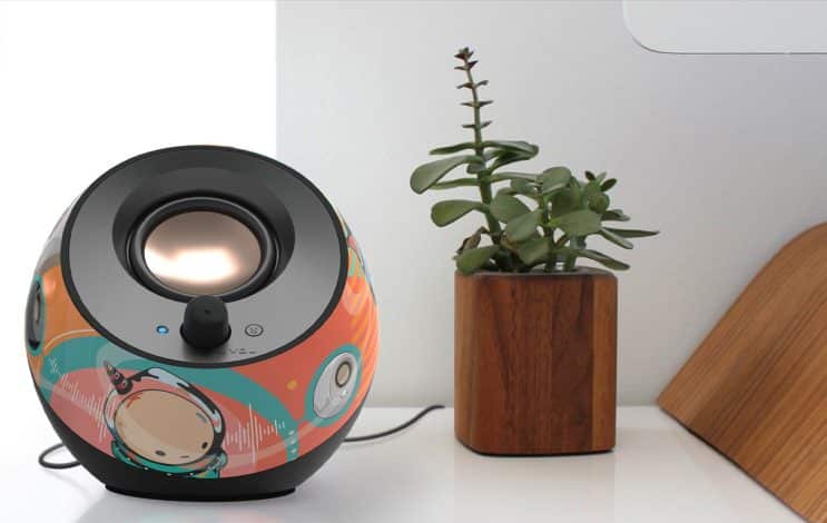 Vista de los altavoces Creative Pebble V3 Artisan Edition de Lester Lim