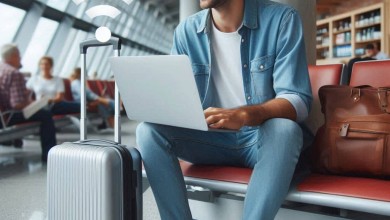 hombre sentado de vacaciones con portatil