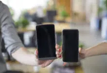 dos telefonos en dos manos