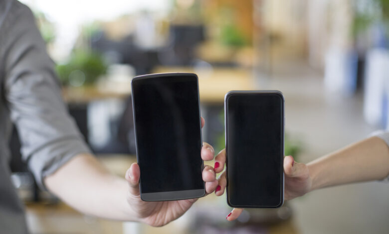 dos telefonos en dos manos
