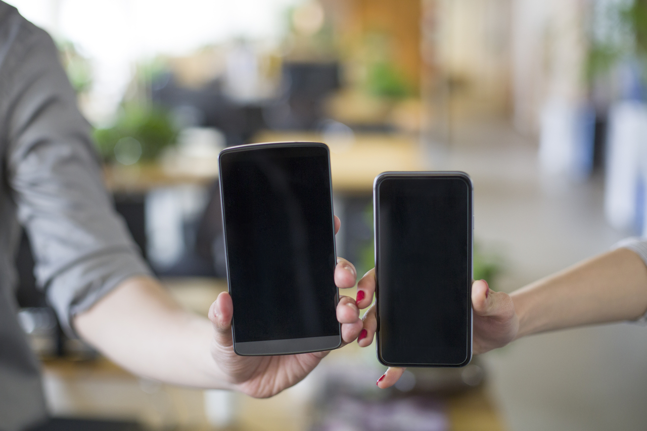 dos telefonos en dos manos