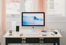 mac sobre una mesa