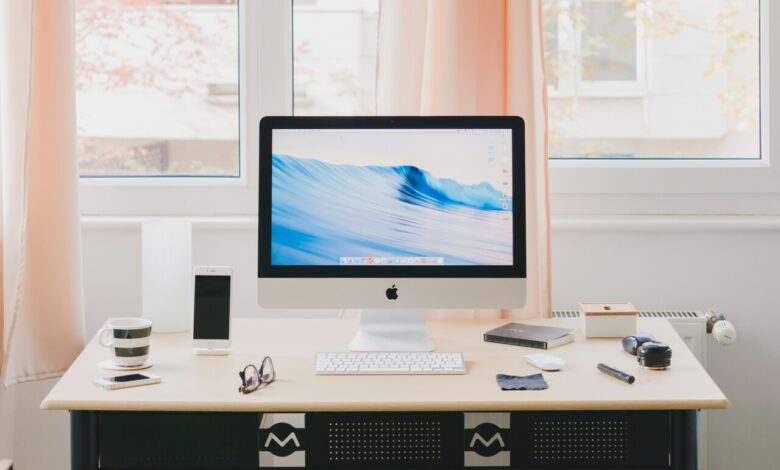 mac sobre una mesa