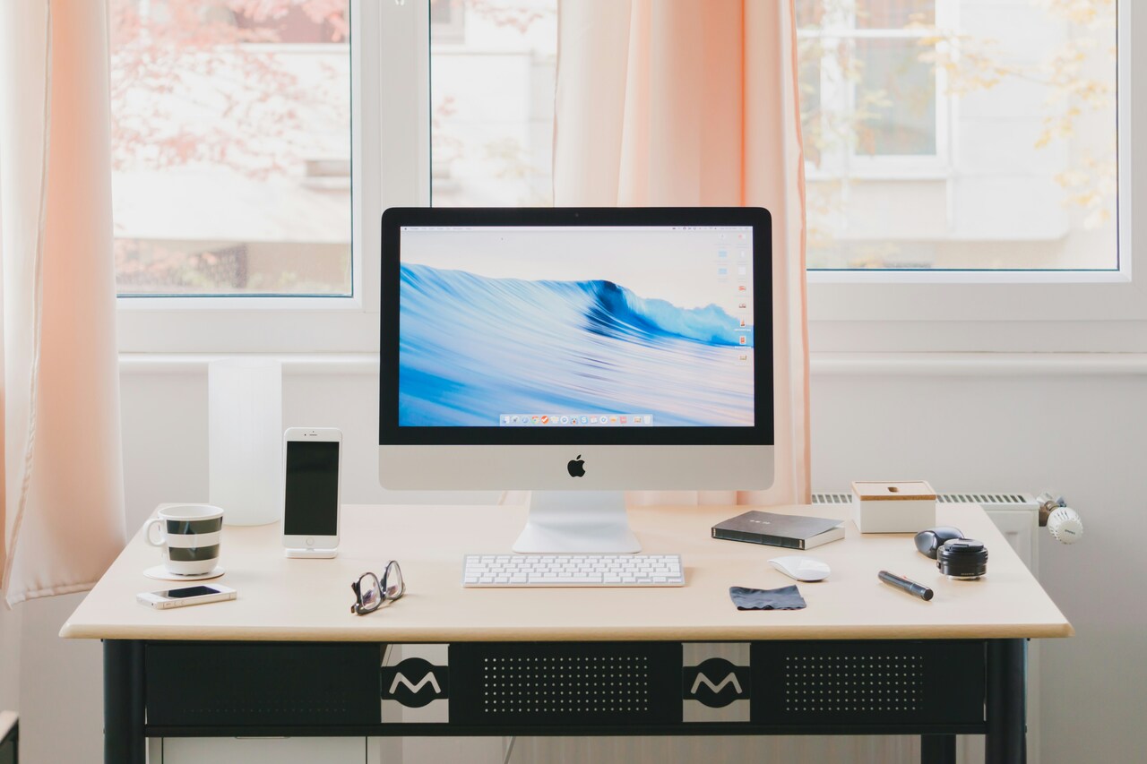 mac sobre una mesa
