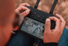 mando de drone con pantalla siendo usado