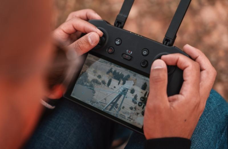 mando de drone con pantalla siendo usado