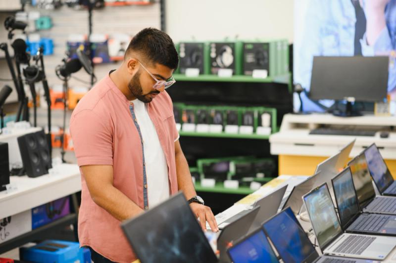 tecnico informatico reparando portatil